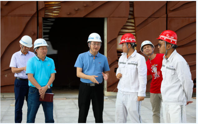 歡迎三沙市市委常委，市長(zhǎng)鄧忠蒞臨我司承接的三沙廣場(chǎng)項(xiàng)目，三沙文體館項(xiàng)目現(xiàn)場(chǎng)調(diào)研并指導(dǎo)
